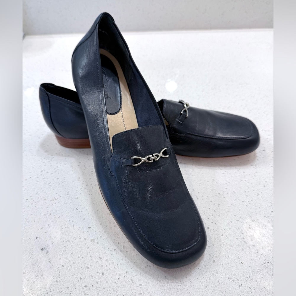 Trotters Navy Leather Slip-On Loafers with Silver Accents - Size 7.5N